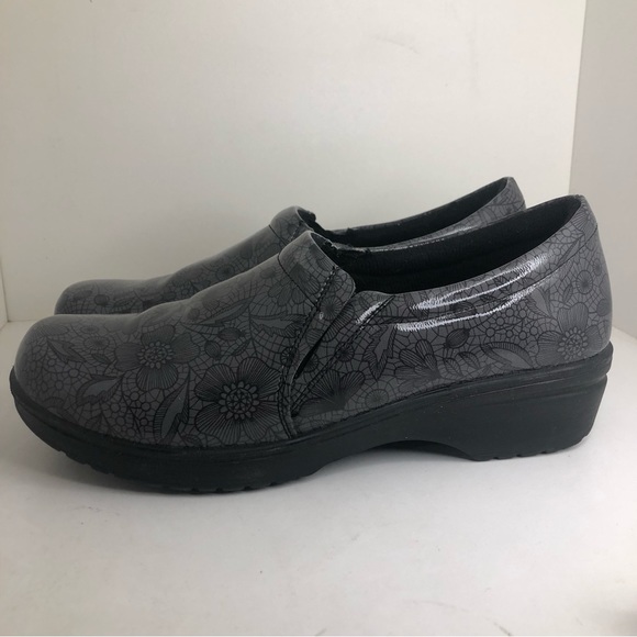 Easy Works by Easy Street Tiffany Slip Resistant Cushioned Work Clogs - Picture 6 of 7